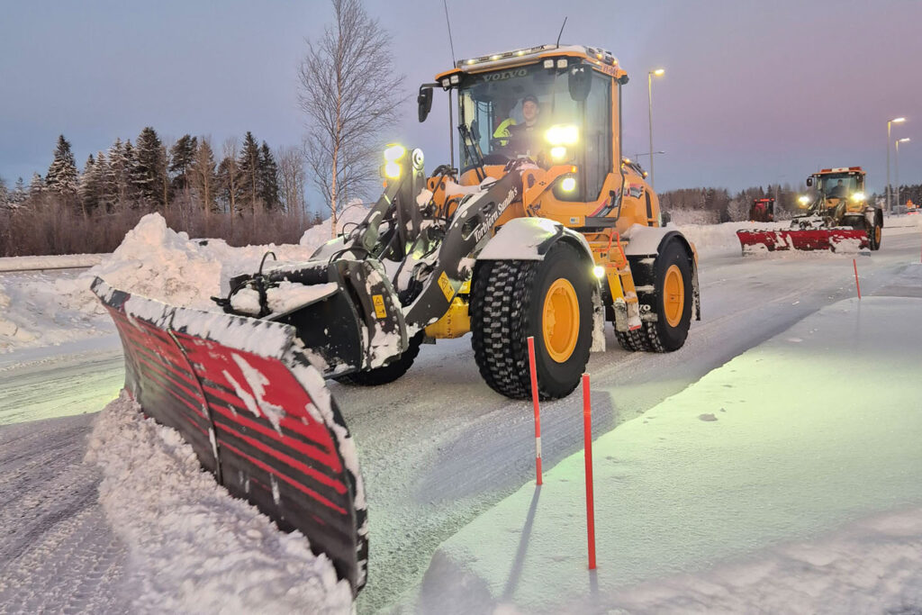 Vinterväghållning - snöplogning med hjullastare